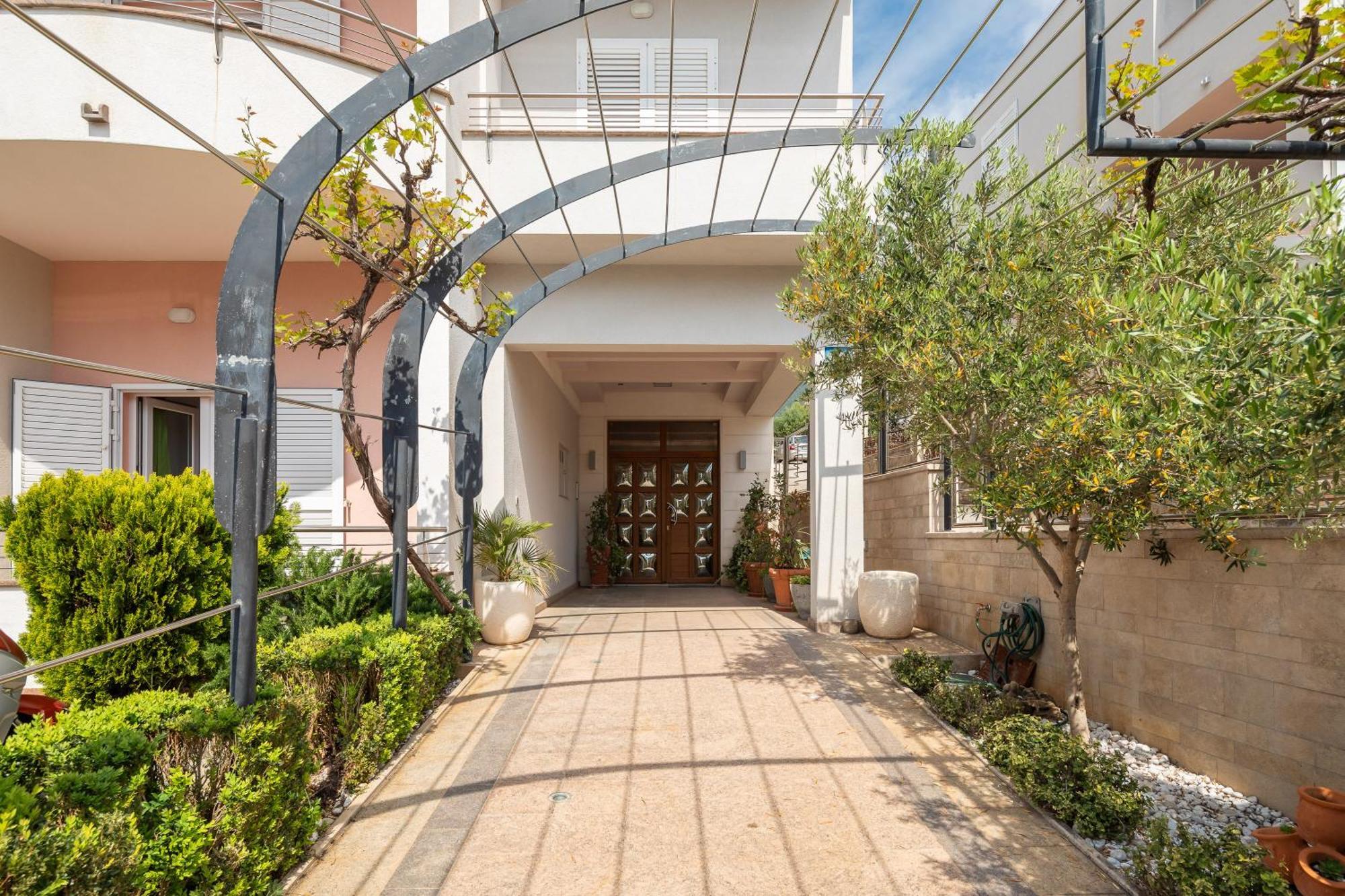 Brkic Apartments With Private Parking Makarska Exterior foto