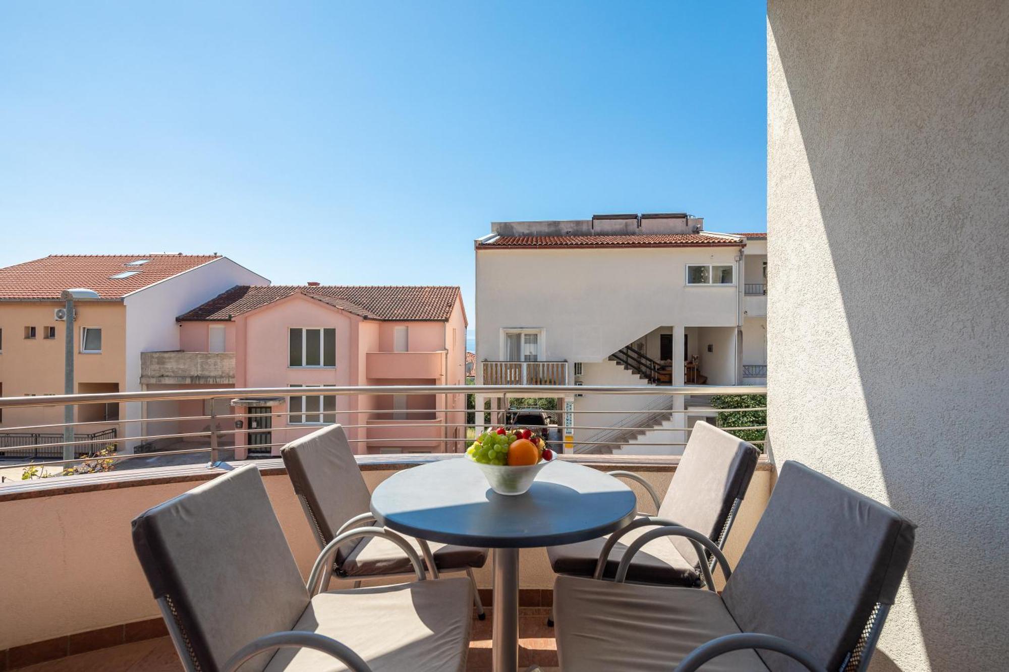 Brkic Apartments With Private Parking Makarska Quarto foto