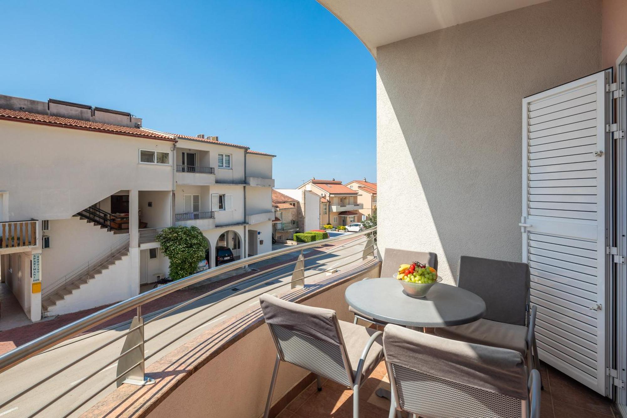 Brkic Apartments With Private Parking Makarska Quarto foto
